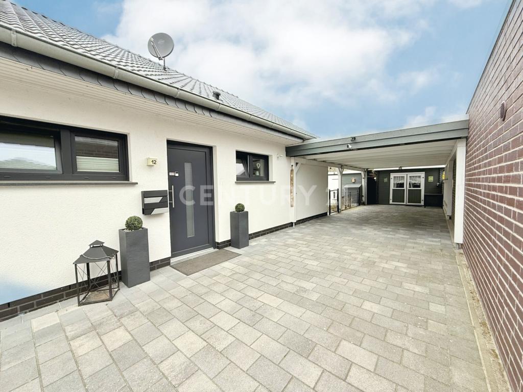 Hofauffahrt/ Carportstellplatz mit Schuppen