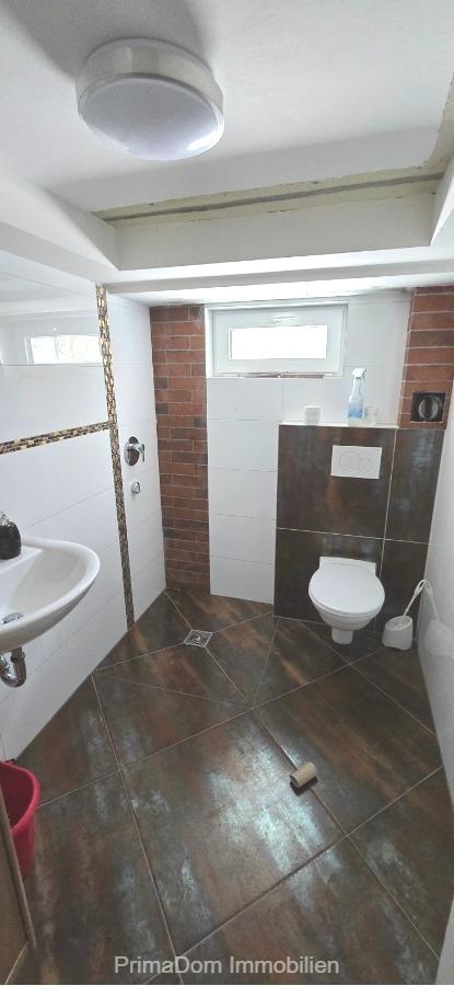 WC mit Dusche im Keller