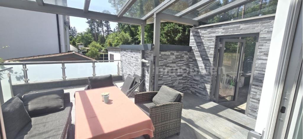 Neue überdachte Terrasse mit LED-Beleuchtung