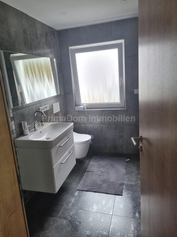 Bad mit Regendusche inkl. Badmöbel im EG