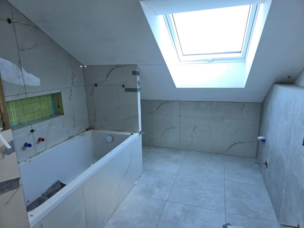 Bad mit Badewanne und Dusche