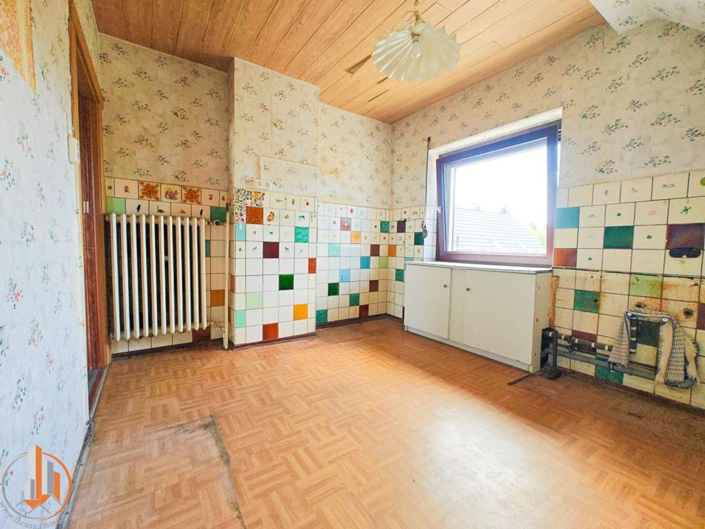 Durch die frühere Nutzung des Obergeschosses sind dort bereits alle notwendigen Anschlüsse für eine Küche vorhanden, sodass auch eine künftige Umgestaltung zum großzügigen Badezimmer ohne großen Aufwand möglich wäre.