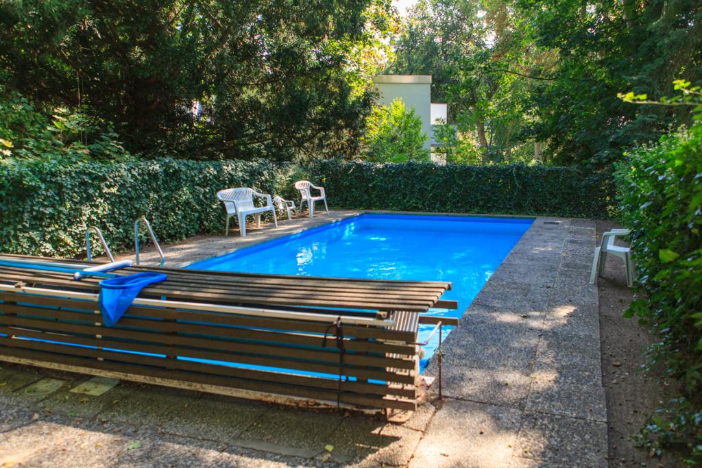 Schwimmbecken