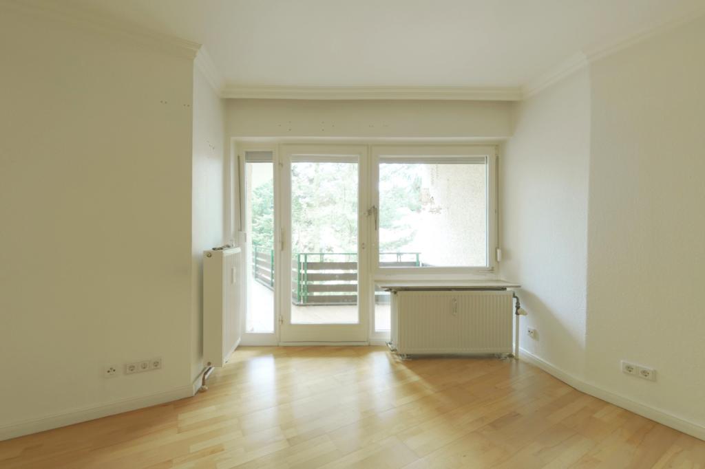 Wohnzimmer mit Zugang zum Balkon