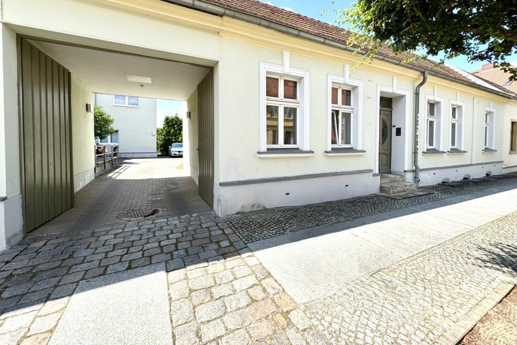 Einfahrt Hinterhof/Parkplätze
