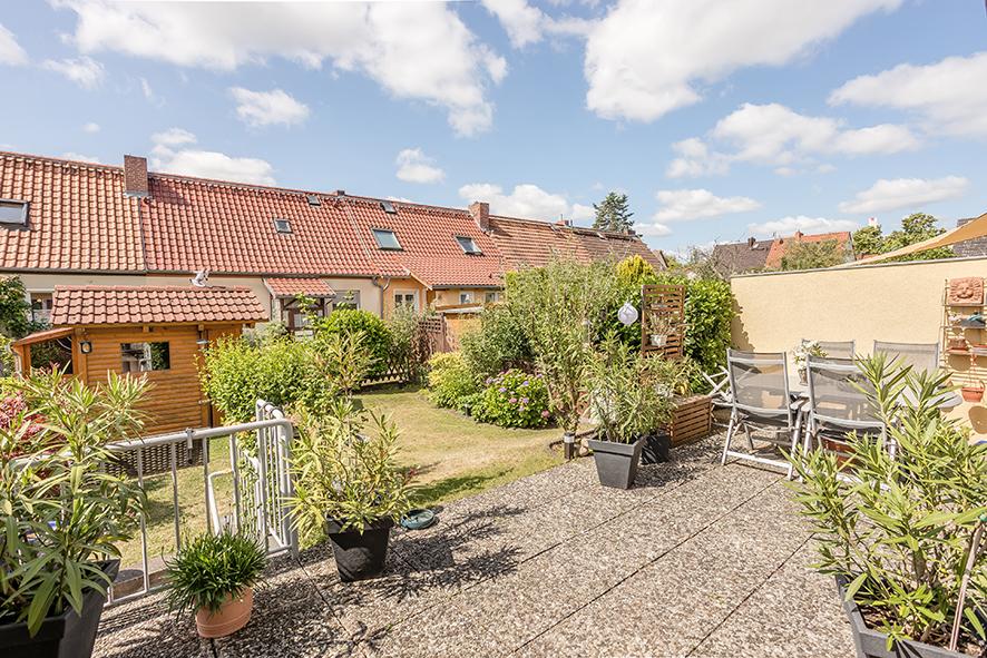 Blick von der Terrasse in den Garten