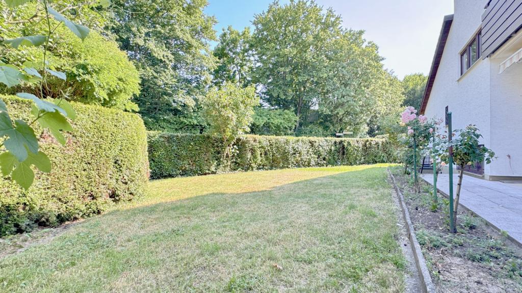 Geräumiger Gartenbereich vor der Terrasse
