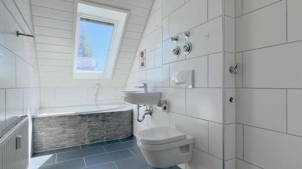 Bad mit Badewanne und Waschmaschinenanschluss