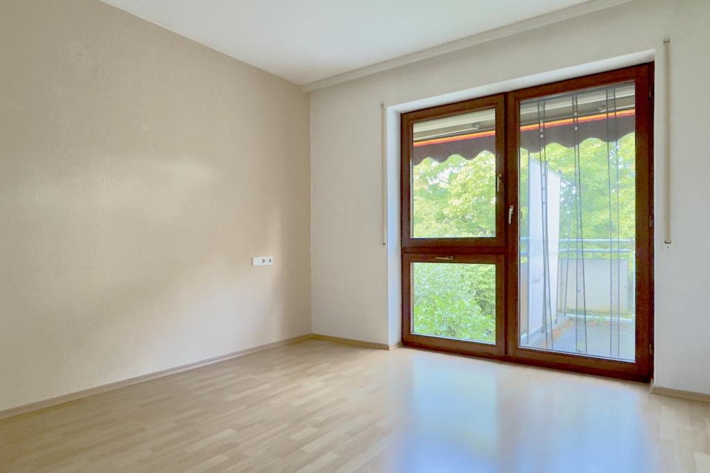 Kinderzimmer mit Zugang zum Balkon - aktueller Zustand