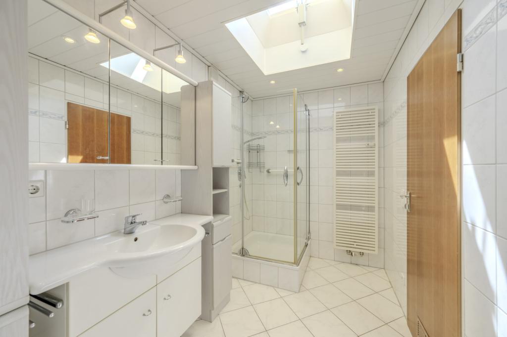 Lichtdurchflutetes Bad mit Lichtkuppel