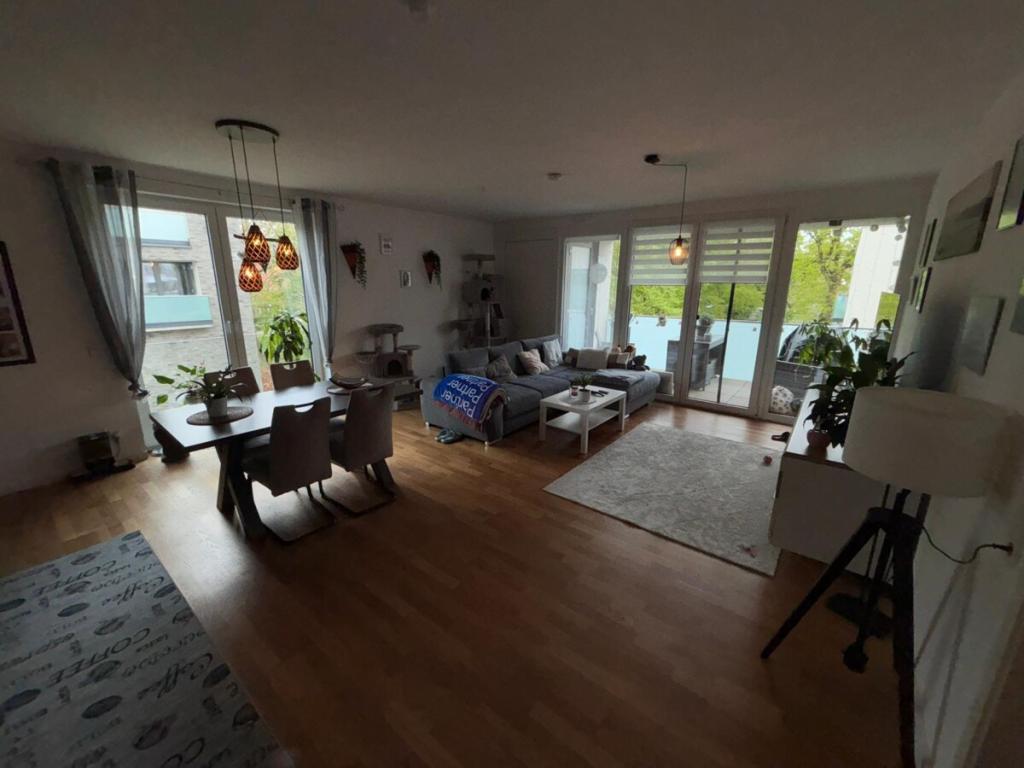 Schöne, geräumige 3-Zimmer-Wohnung mit großem Balkon - Photo 1