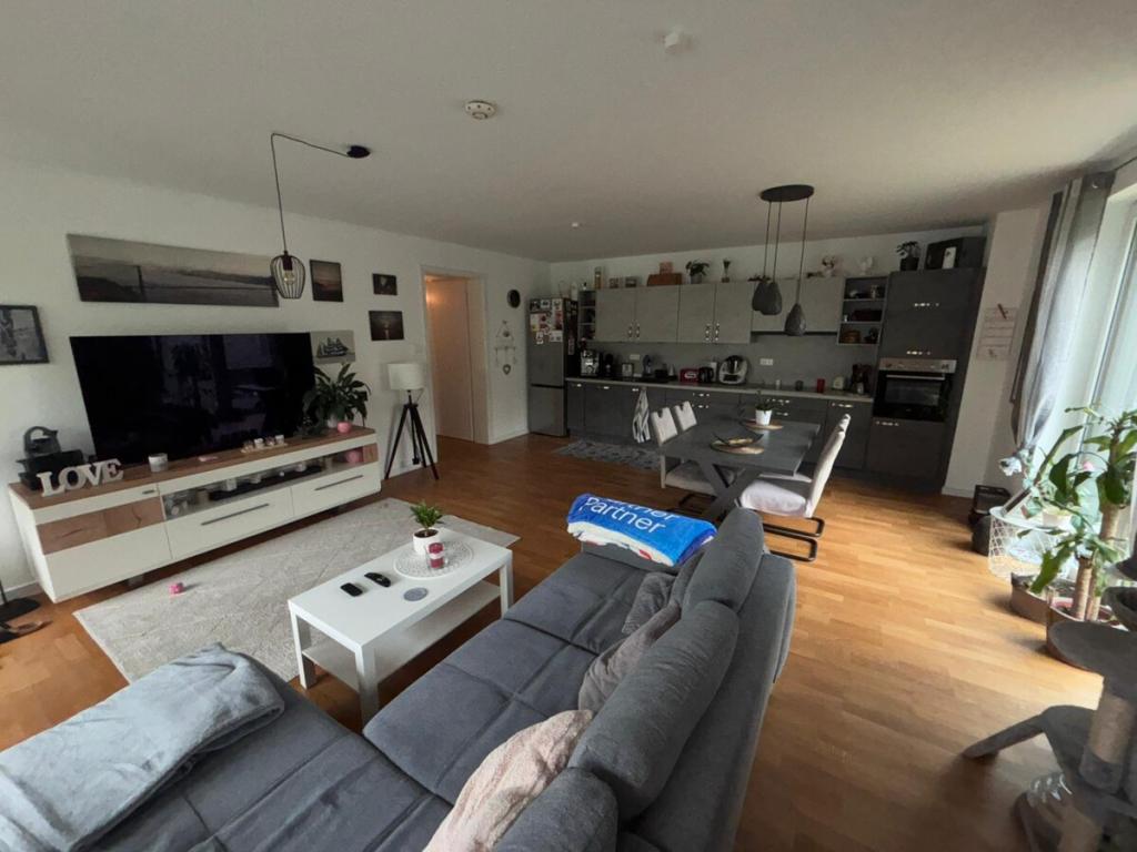 Schöne, geräumige 3-Zimmer-Wohnung mit großem Balkon - Photo 2