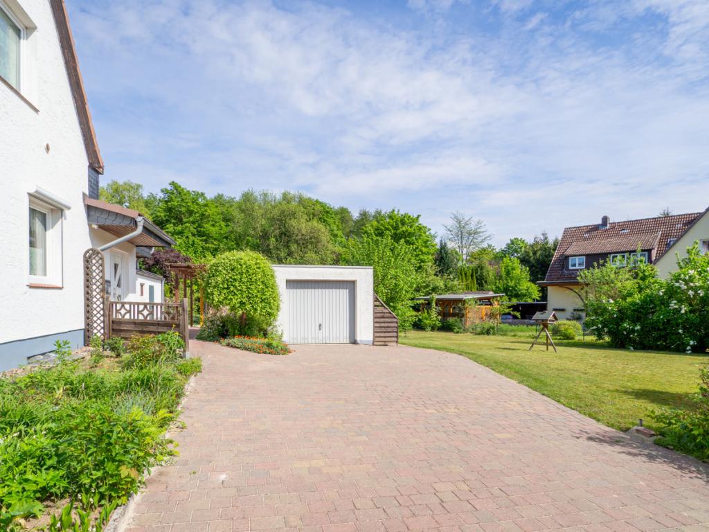 Einfahrt mit Garage