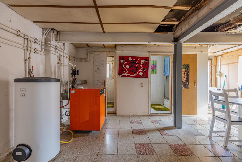 Esszimmer mit Heizungsanlage 