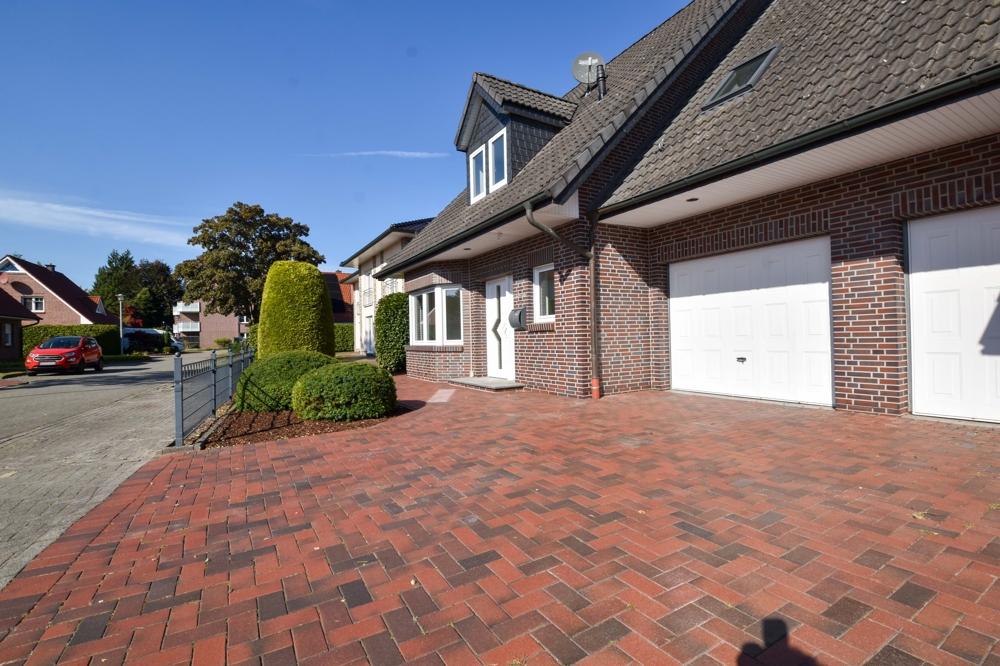 Blick auf Eingangsbereich und Garage