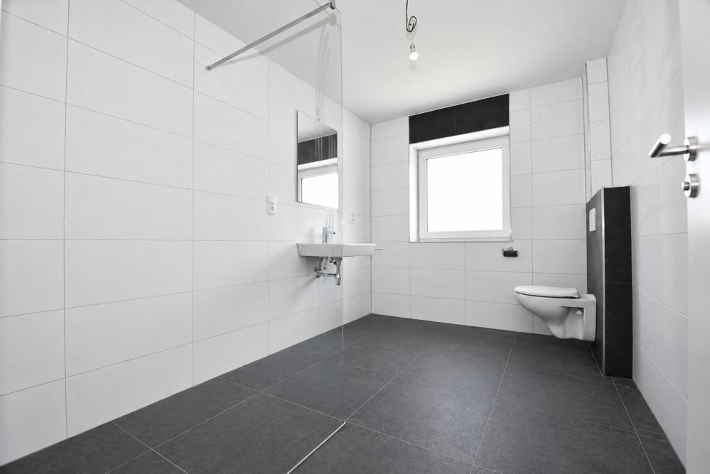 Erstbezug - Neubauwohnung mit Einbauküche, Dachterrasse mit Markise und PKW-Stellplatz in Altenoythe - Foto 3