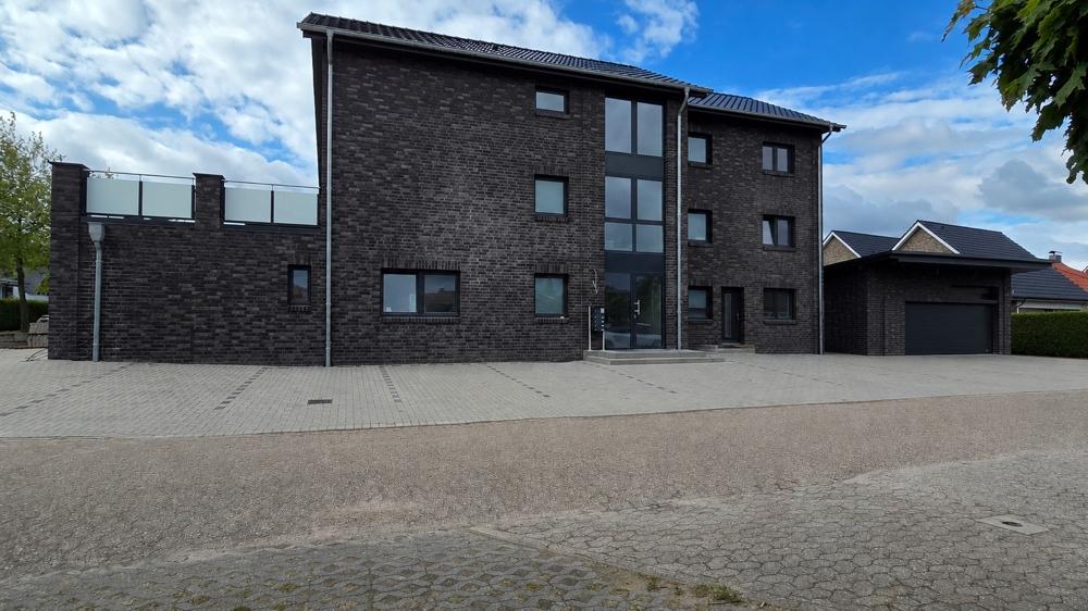 Erstbezug - Neubauwohnung mit Einbauküche, Dachterrasse und PKW-Stellplatz in Altenoythe - Foto 2