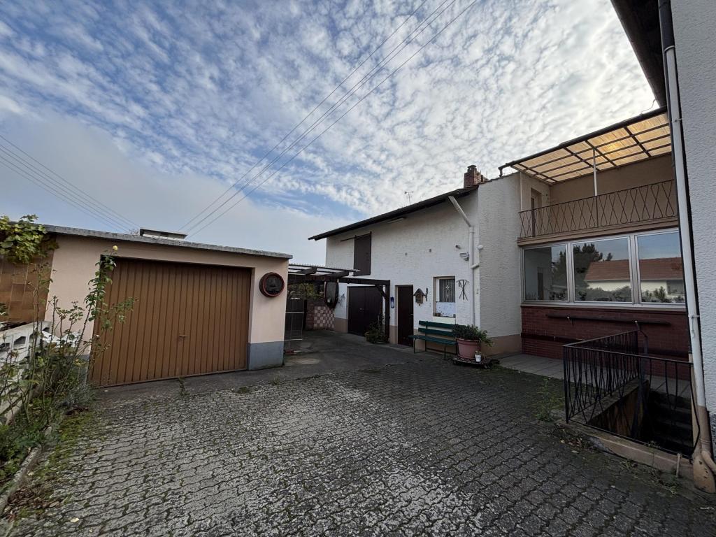 Hof mit Garage und Nebengebäude