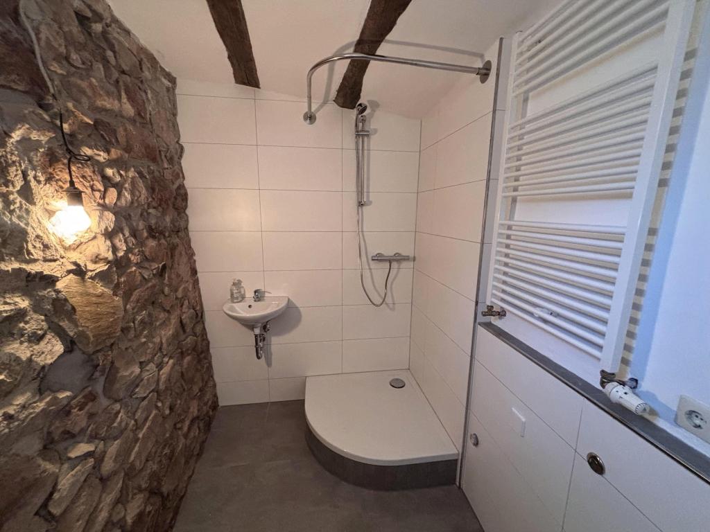 Umfassend renoviertes Fachwerkhaus mit Innenhof in Albersweiler - Photo 1