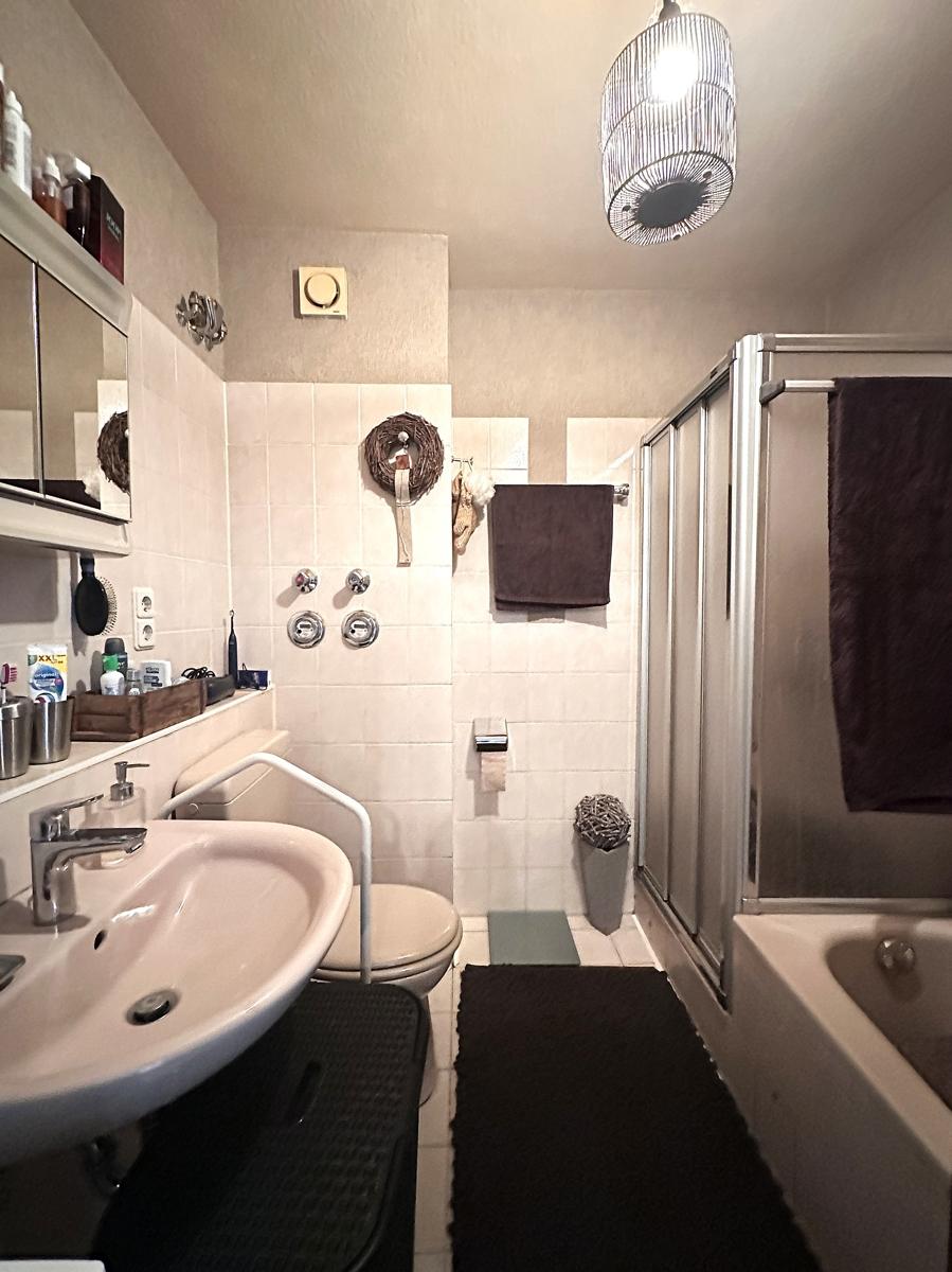 Bad mit Wanne und Dusche