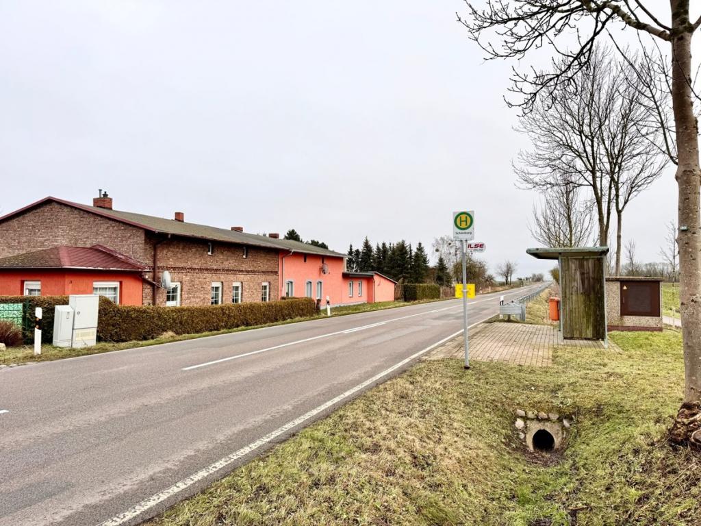 Straßenansicht mit Bushaltestelle