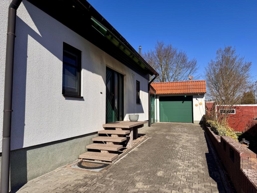 Einfahrt mit Garage