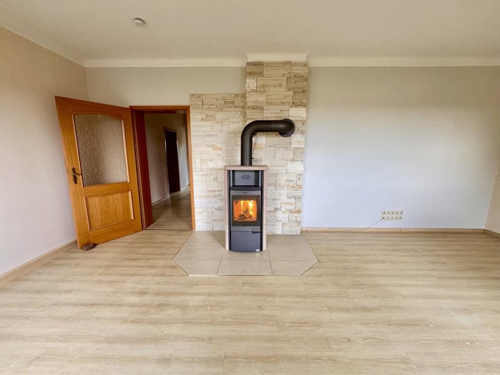 Wohnzimmer mit Kamin