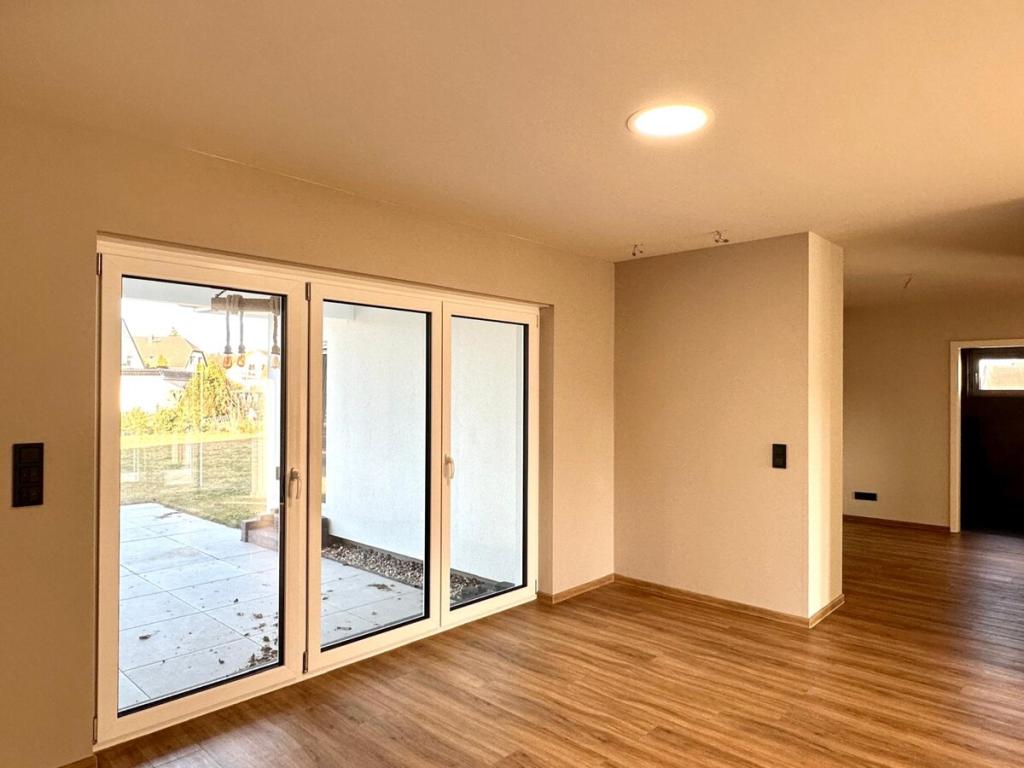 Jetzt Miete möglich! Winkelbungalow 5 km bis Neubrandenburg, Baujahr 2022, Doppelgarage, EBK,Carport - Foto 1