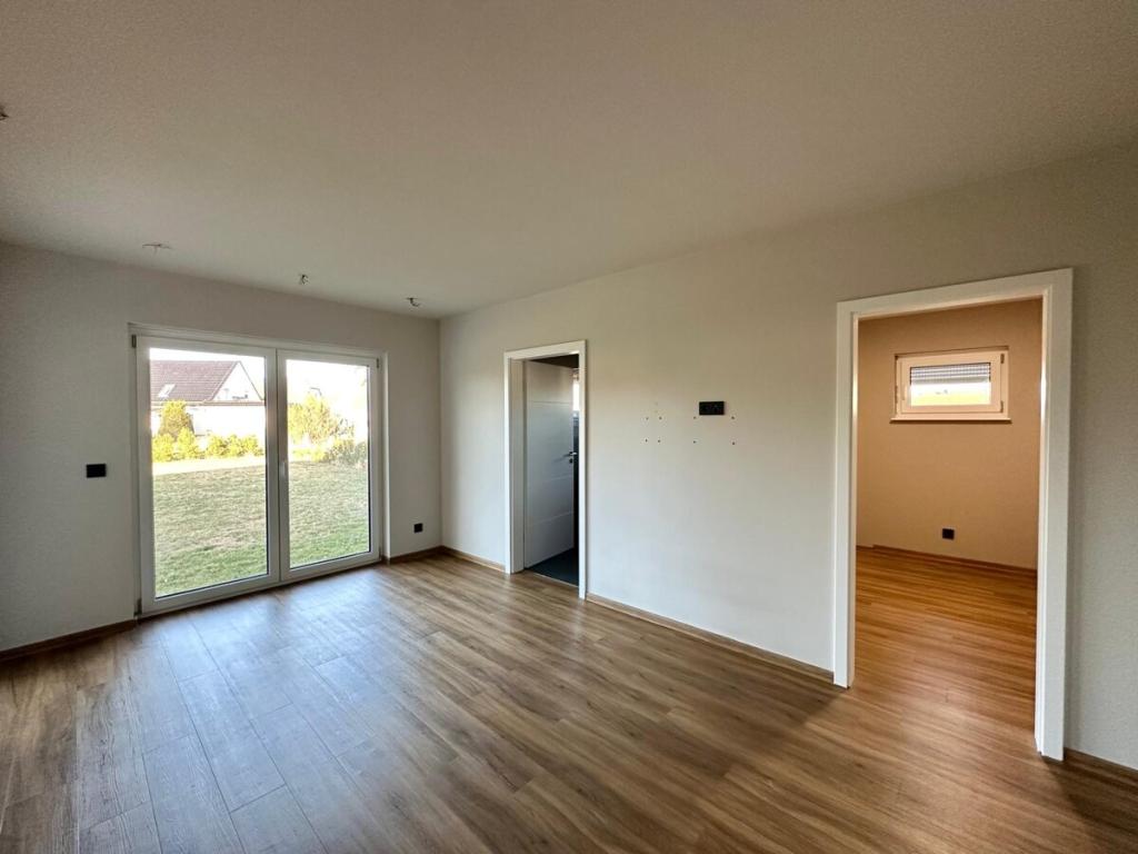 Jetzt Miete möglich! Winkelbungalow 5 km bis Neubrandenburg, Baujahr 2022, Doppelgarage, EBK,Carport - Foto 2