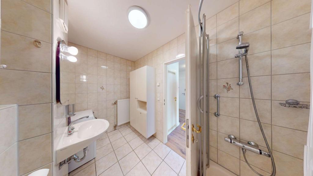 Balkon & Tiefgarage: frisch renovierte 2-Zimmer Wohnung im Zentrum - Photo 4