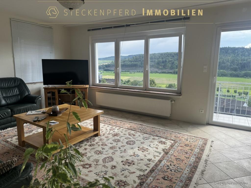 Wohnzimmer mit viel Licht