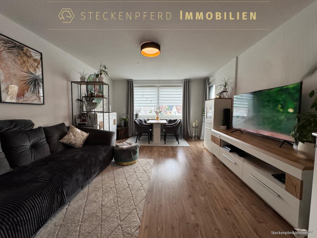 großzügiges Wohnzimmer mit Balkon