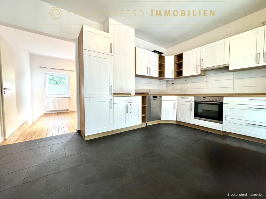 EG Mit weißer Einbauküche 