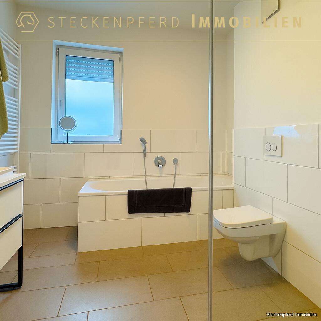 Tageslichtbad mit Wanne und Dusche