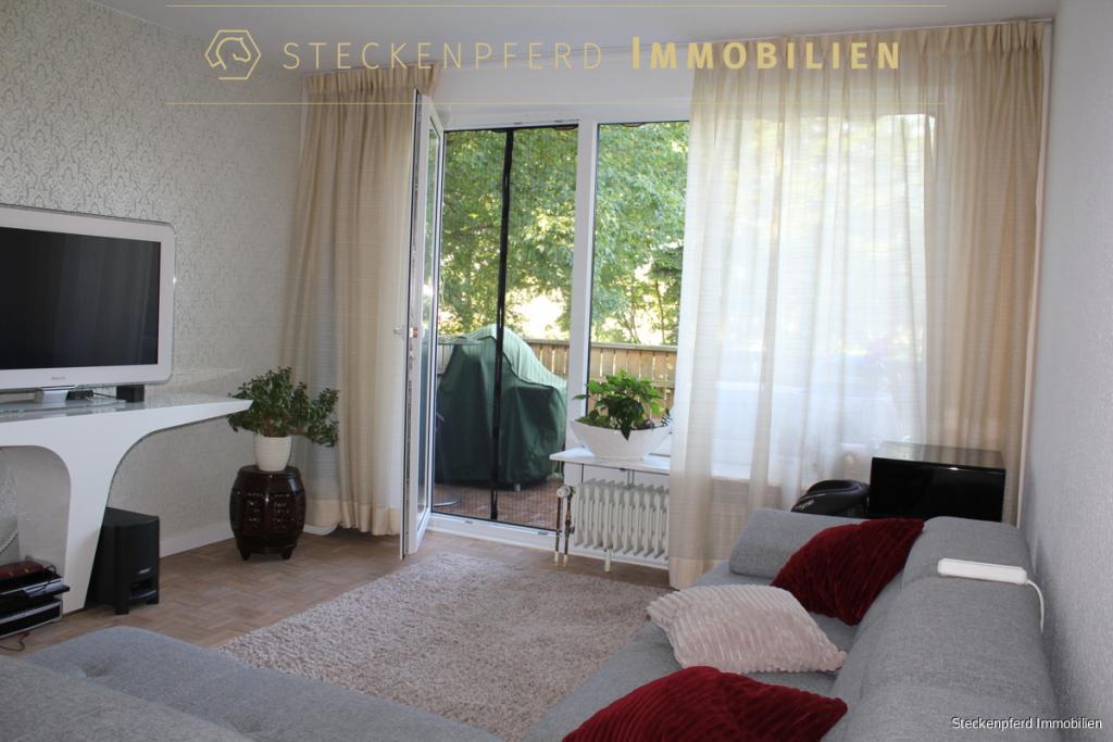 Wohnzimmer mit Balkon