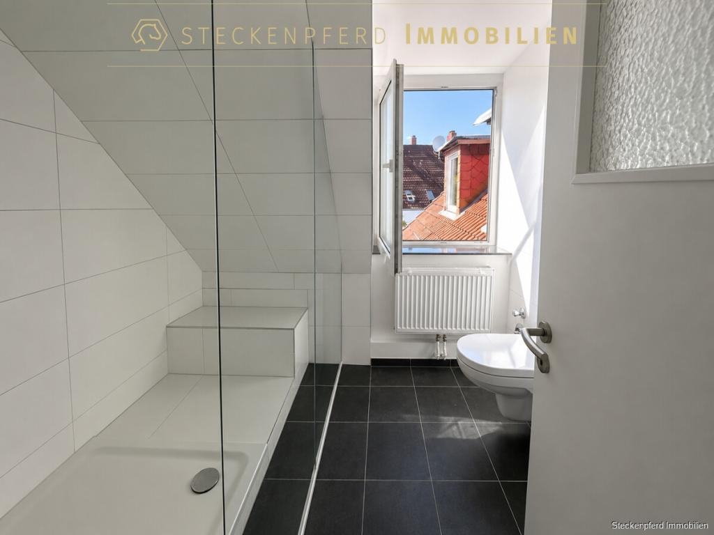 Erstbezug nach Sanierung ! Charmante 3-Zimmer-DG-Wohnung in der Südstadt - Photo 2