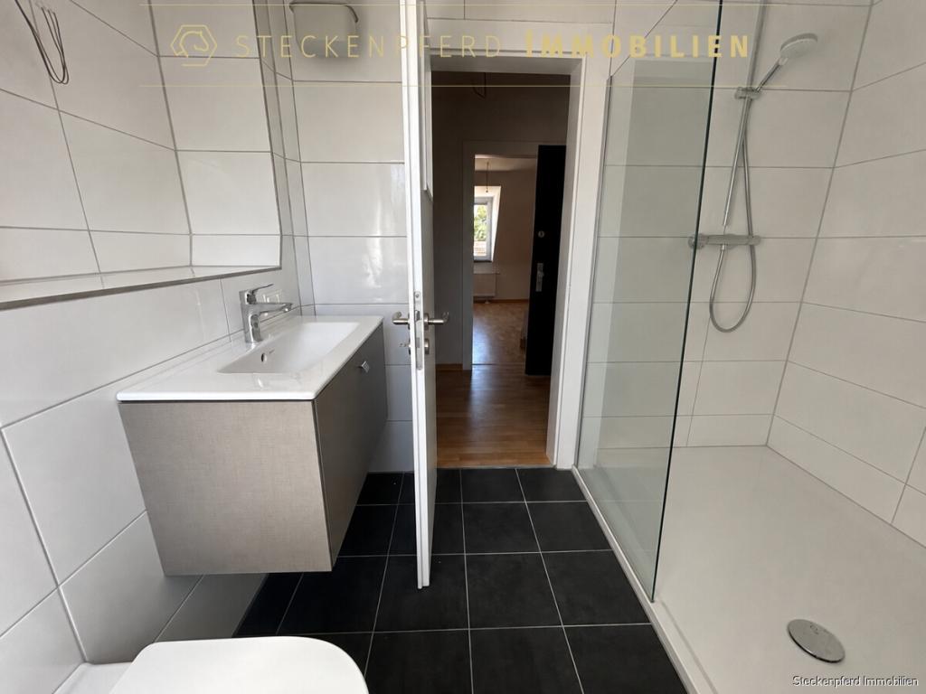 Erstbezug nach Sanierung ! Charmante 3-Zimmer-DG-Wohnung in der Südstadt - Photo 3