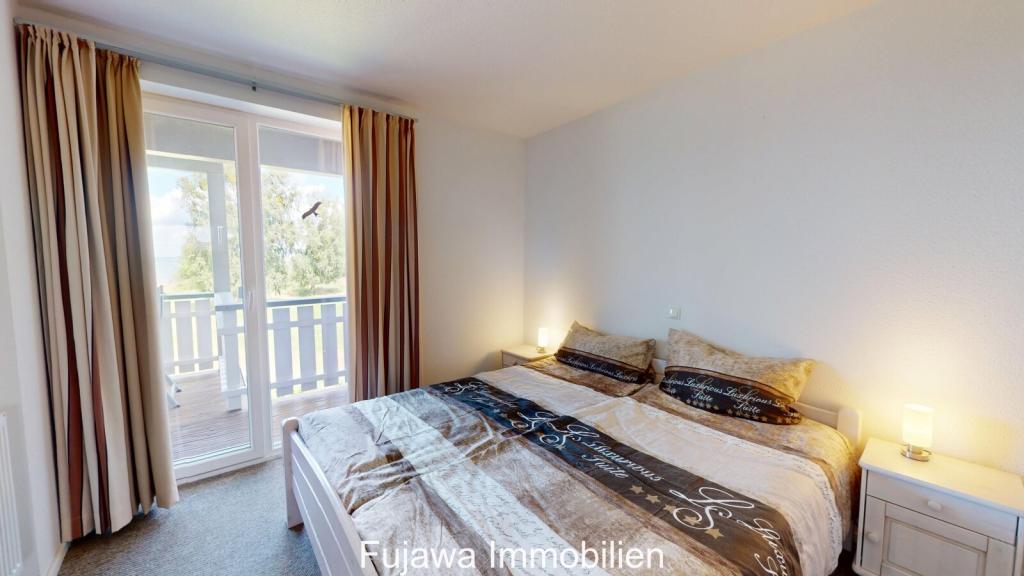 Schlafzimmer mit Zugang zum Balkon Seeseite