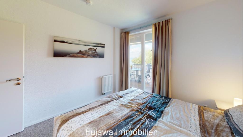 Schlafzimmer mit Zugang zum Balkon Seeseite