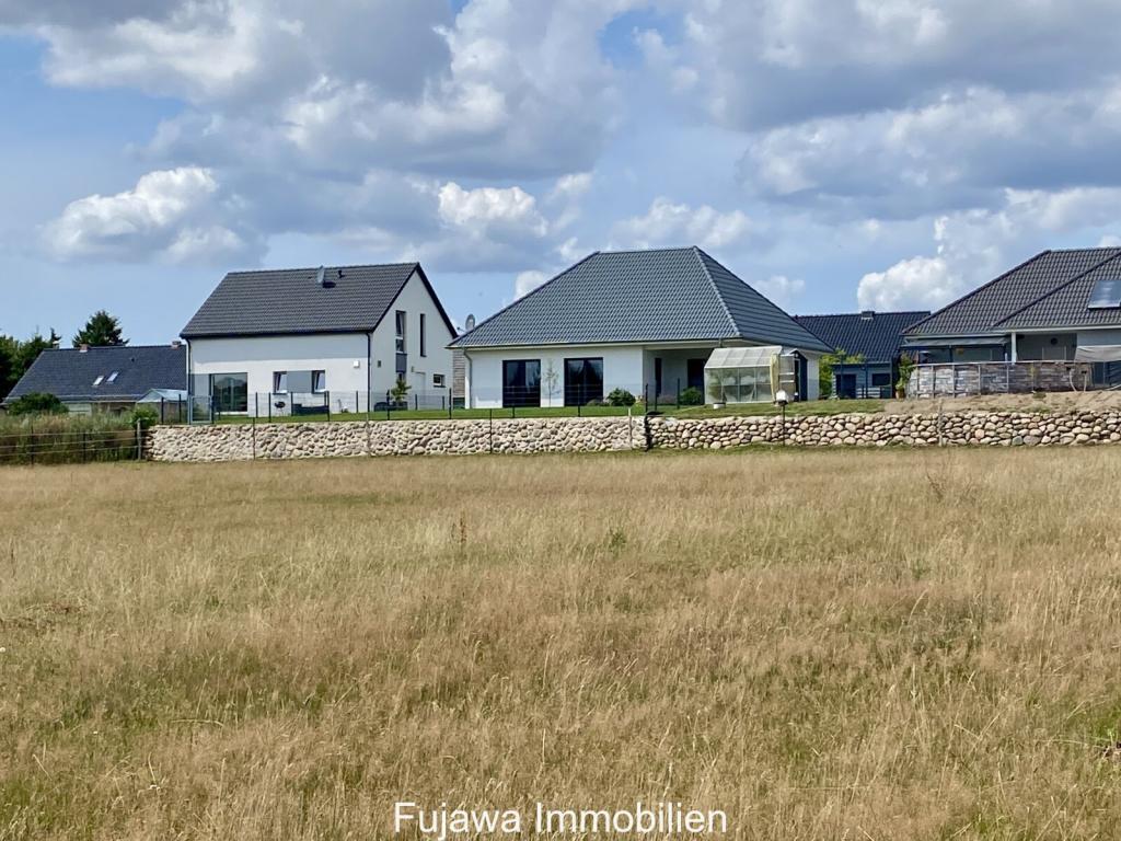 Ansicht Haus mit Natursteinmauer