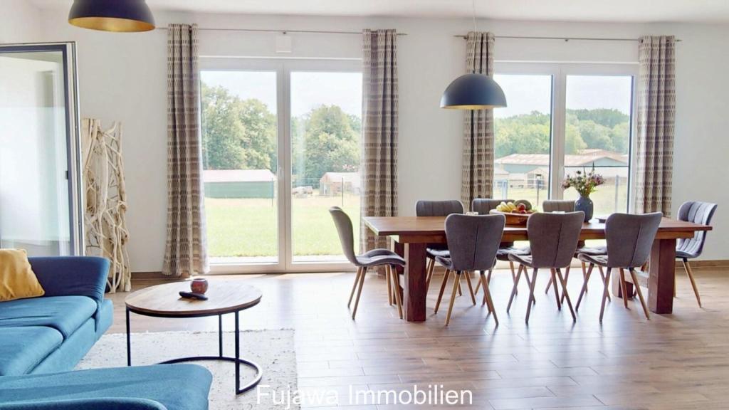 Wohnzimmer mit Blick in den Garten