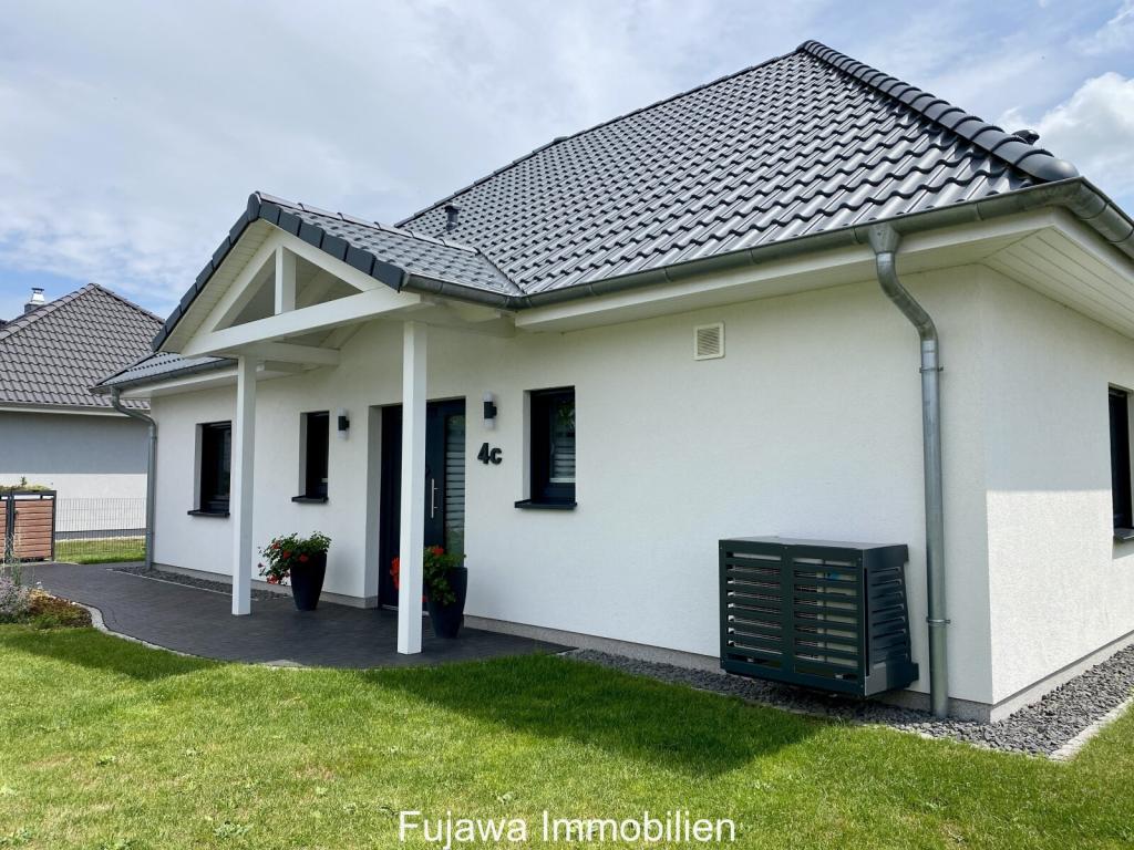 Haus Ansicht Eingang und Wärmepumpe