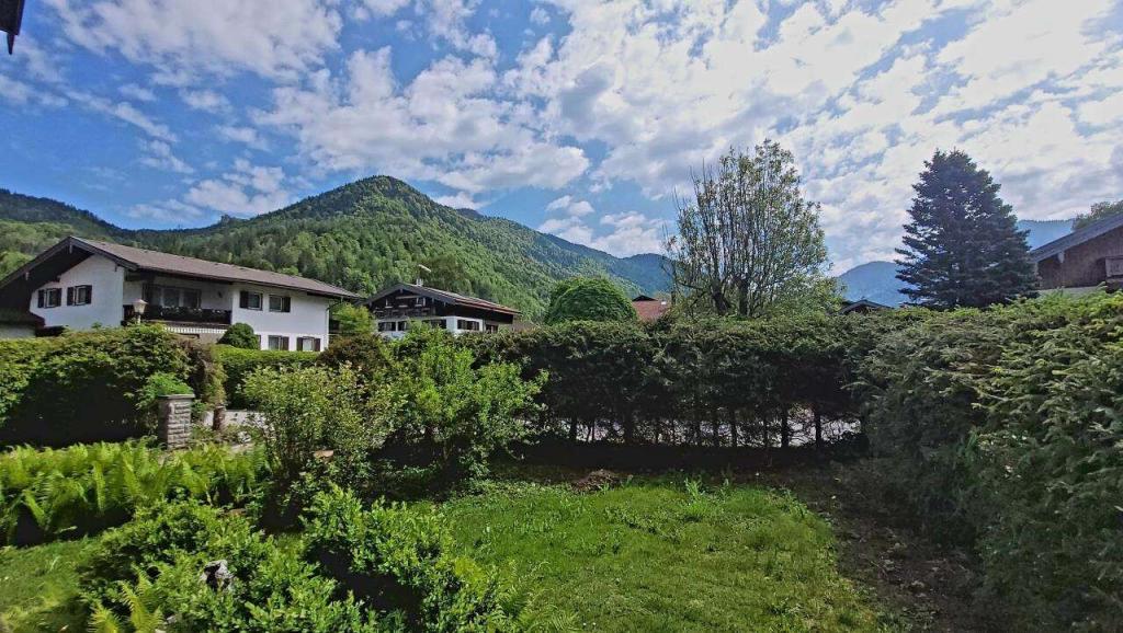 Immobilie in Rottach-Egern - Absolute Rarität mit Panoramablick ! Sonniges Baugrundstück mit Altbestand - Bild 1