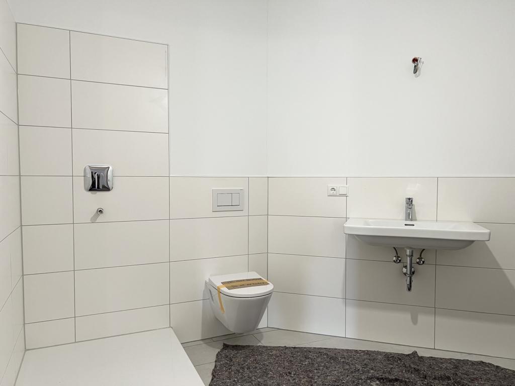Erstbezug nach Umbau/Sanierung! 3-Zimmer-Dachgeschosswohnung in Zentrumslage - Photo 1