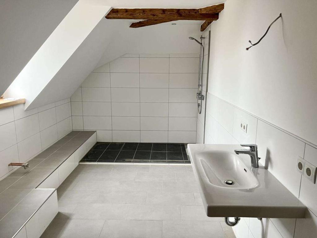 Traumhafte 2,5-Zimmer-Dachgeschosswohnung in Zentrumslage - Foto 3