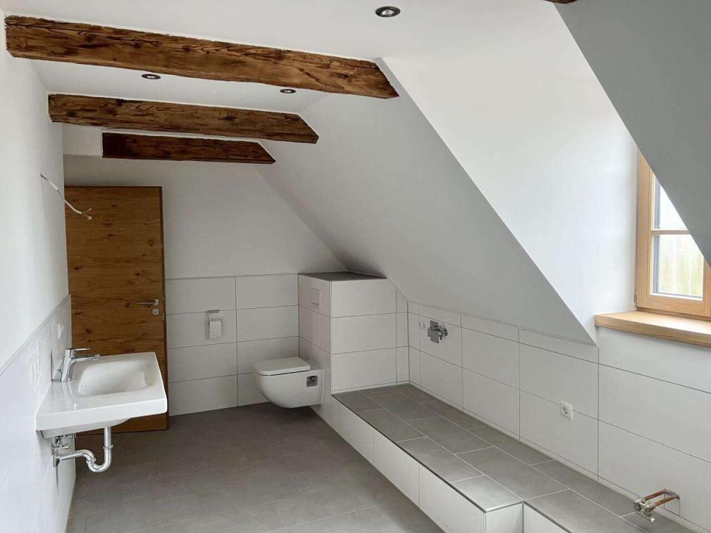 Traumhafte 2,5-Zimmer-Dachgeschosswohnung in Zentrumslage - Foto 2