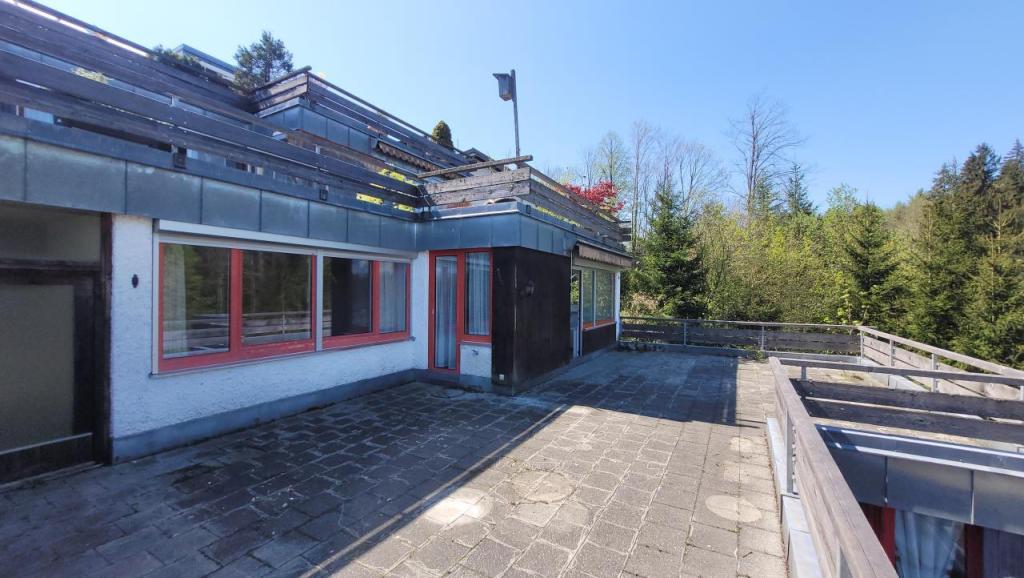 Ansicht Gebäude und Terrasse