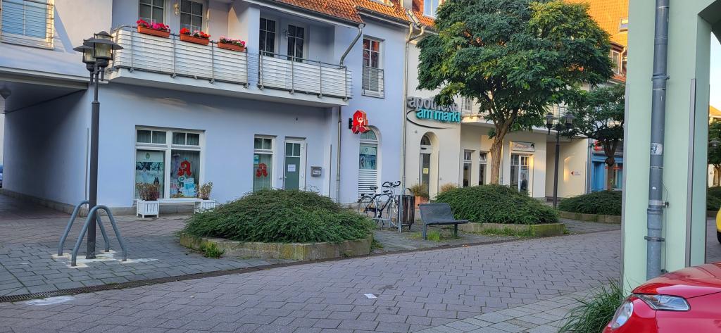 Apotheke und Friseur