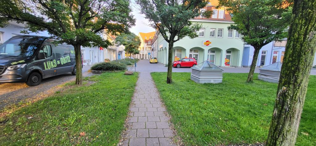 Grünfläche vor Ladeneinheit