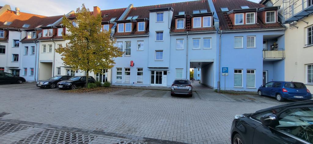 Hofansicht mit Parkplätzen
